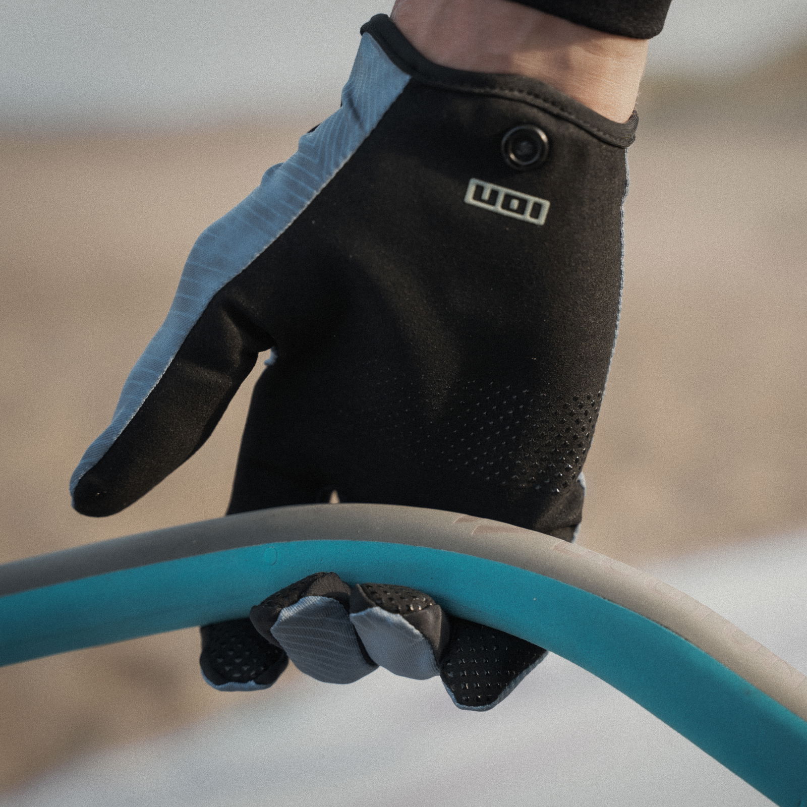 オ*ー様 24AW OMAR AFRIDI CURVED GLOVES STEE Omar Afridi（オマールアフリディ）の「CURVED GLOVES（手袋